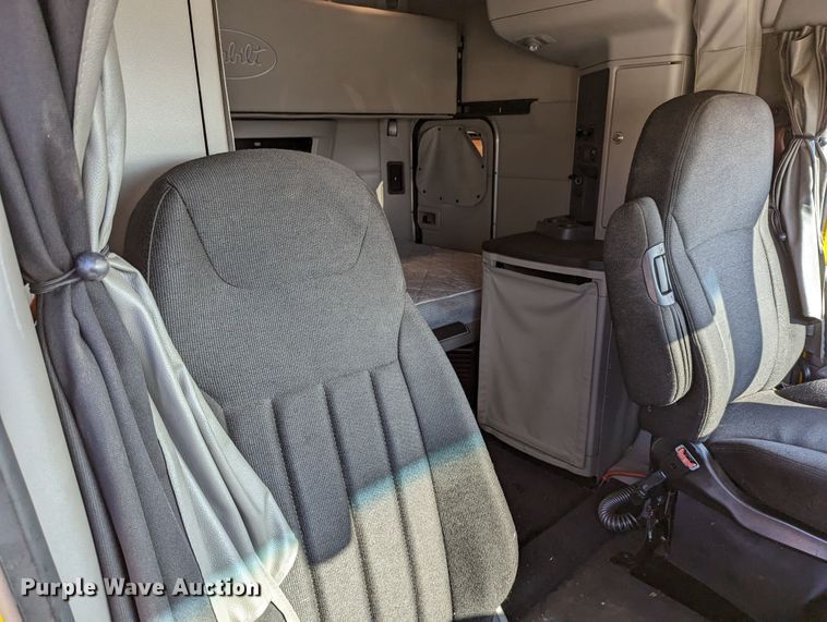 image for item LP9153 2018 Peterbilt 579  semi truck