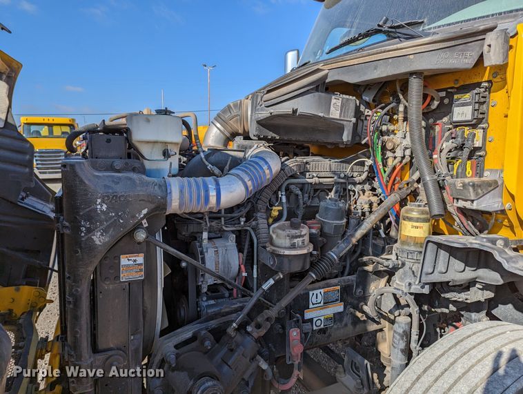 image for item LP9153 2018 Peterbilt 579  semi truck