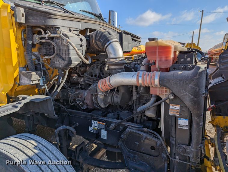 image for item LP9153 2018 Peterbilt 579  semi truck