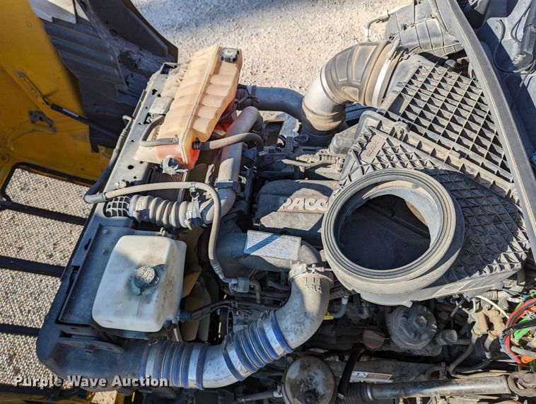 image for item LP9153 2018 Peterbilt 579  semi truck