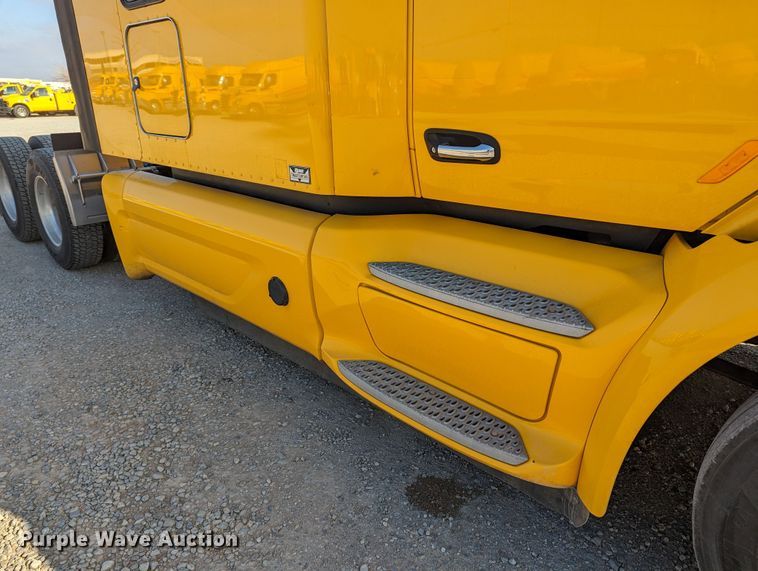 image for item LP9153 2018 Peterbilt 579  semi truck