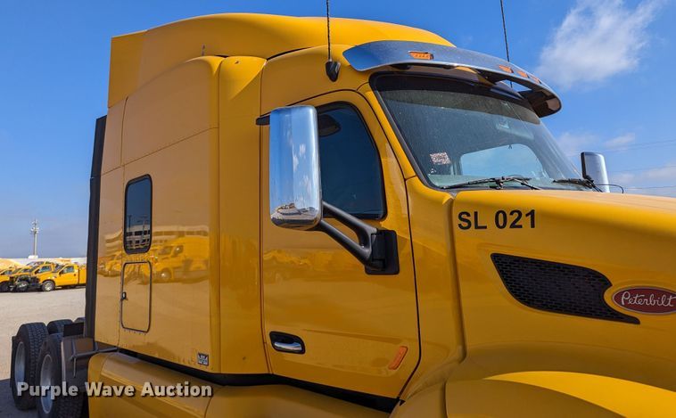image for item LP9153 2018 Peterbilt 579  semi truck