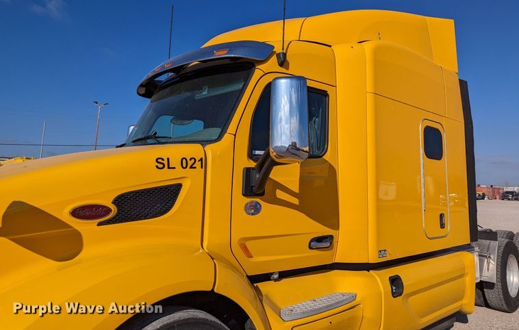 image for item LP9153 2018 Peterbilt 579  semi truck