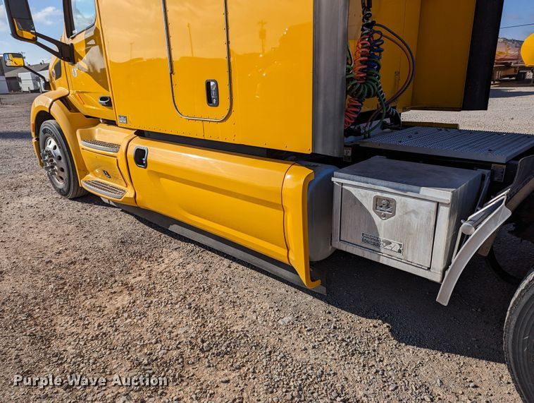 image for item LP9153 2018 Peterbilt 579  semi truck