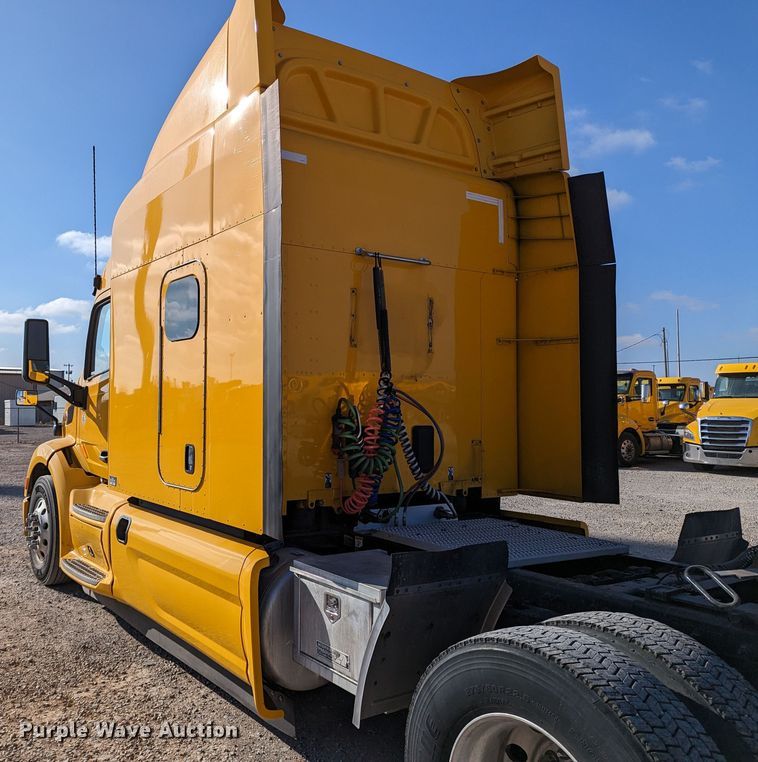 image for item LP9153 2018 Peterbilt 579  semi truck