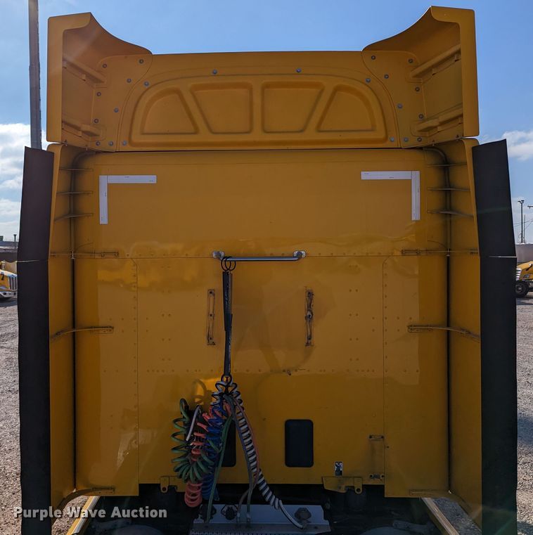 image for item LP9153 2018 Peterbilt 579  semi truck