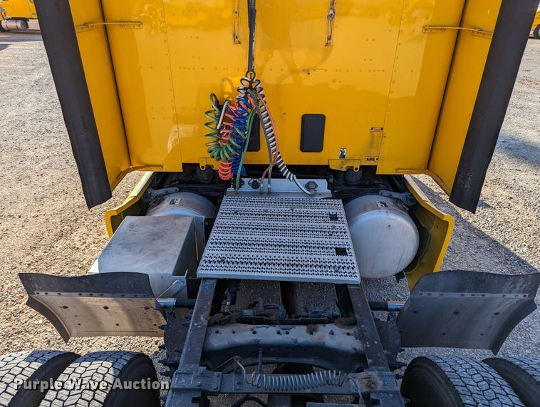 image for item LP9153 2018 Peterbilt 579  semi truck