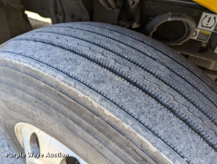 image for item LP9153 2018 Peterbilt 579  semi truck