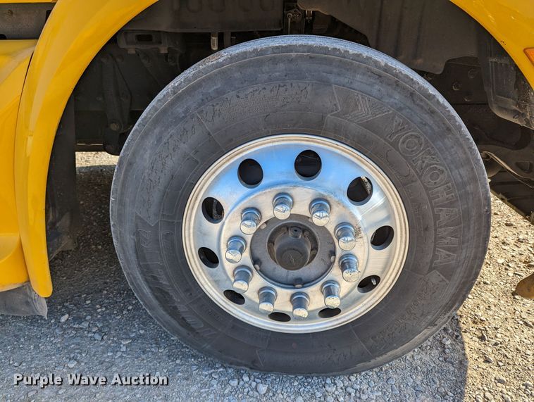 image for item LP9153 2018 Peterbilt 579  semi truck