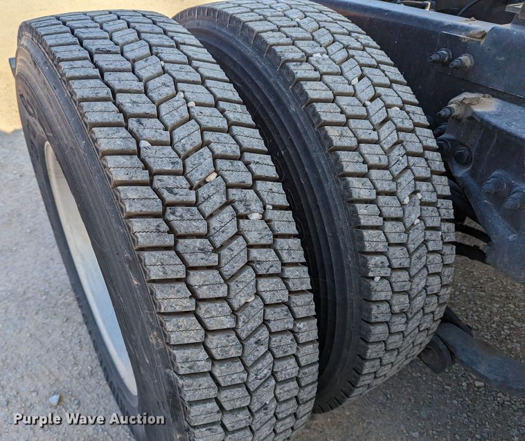 image for item LP9153 2018 Peterbilt 579  semi truck