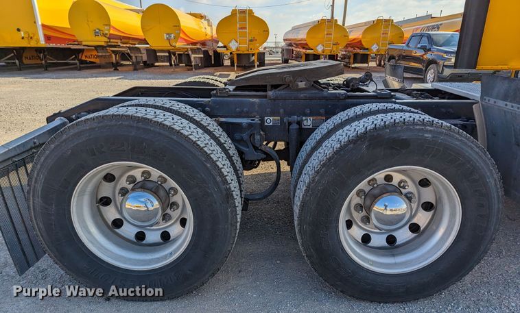 image for item LP9153 2018 Peterbilt 579  semi truck