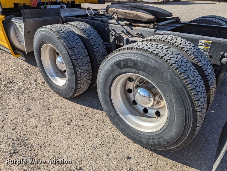 image for item LP9153 2018 Peterbilt 579  semi truck