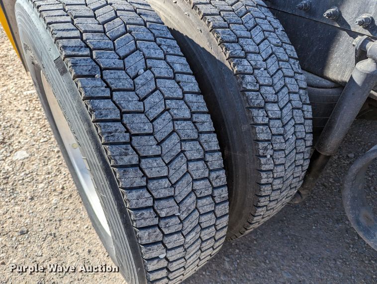 image for item LP9153 2018 Peterbilt 579  semi truck