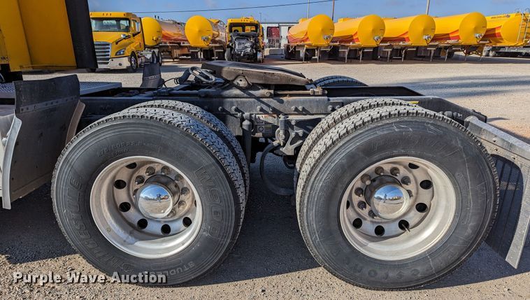 image for item LP9153 2018 Peterbilt 579  semi truck