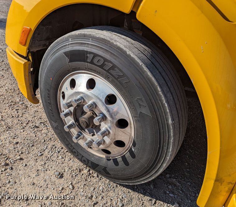 image for item LP9153 2018 Peterbilt 579  semi truck