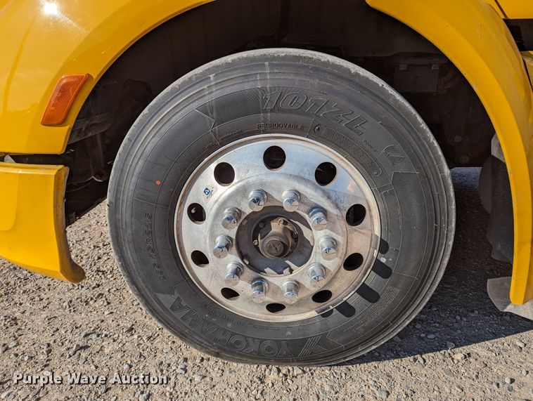 image for item LP9153 2018 Peterbilt 579  semi truck