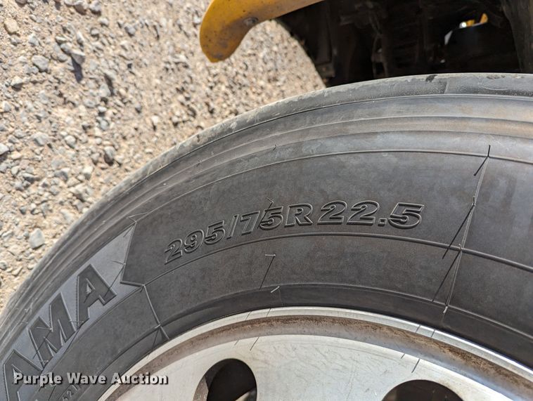 image for item LP9153 2018 Peterbilt 579  semi truck