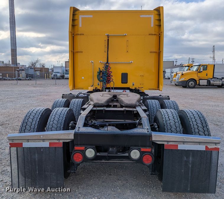 image for item LP9154 2016 Peterbilt 579 semi truck