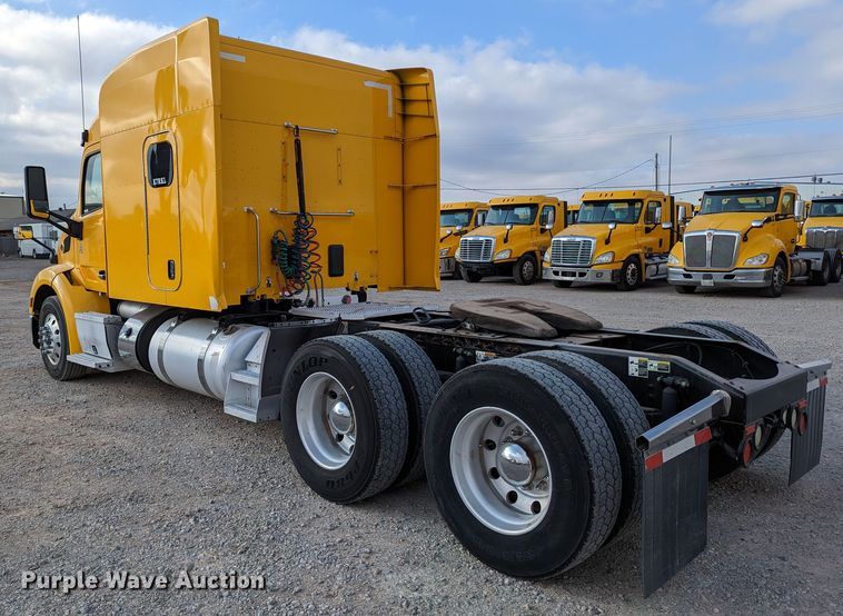 image for item LP9154 2016 Peterbilt 579 semi truck