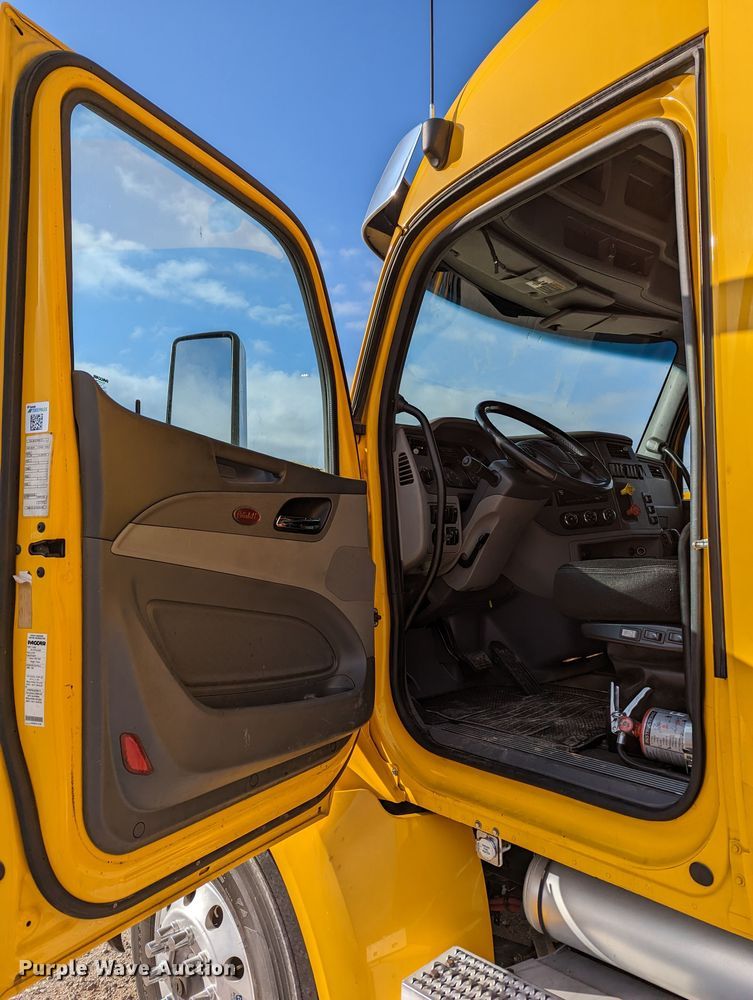 image for item LP9154 2016 Peterbilt 579 semi truck