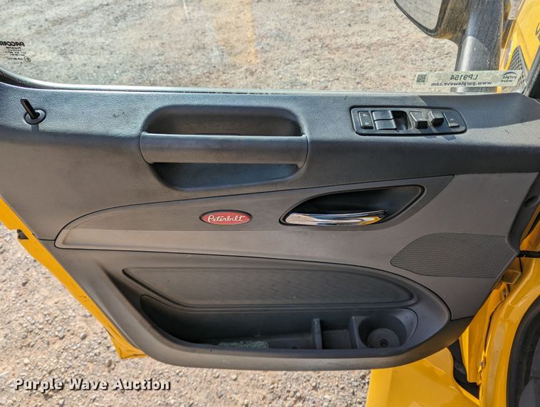image for item LP9154 2016 Peterbilt 579 semi truck