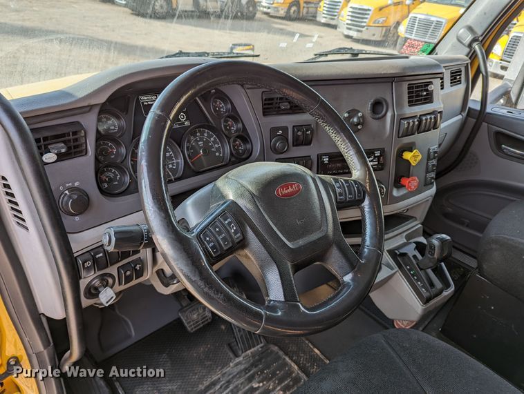 image for item LP9154 2016 Peterbilt 579 semi truck