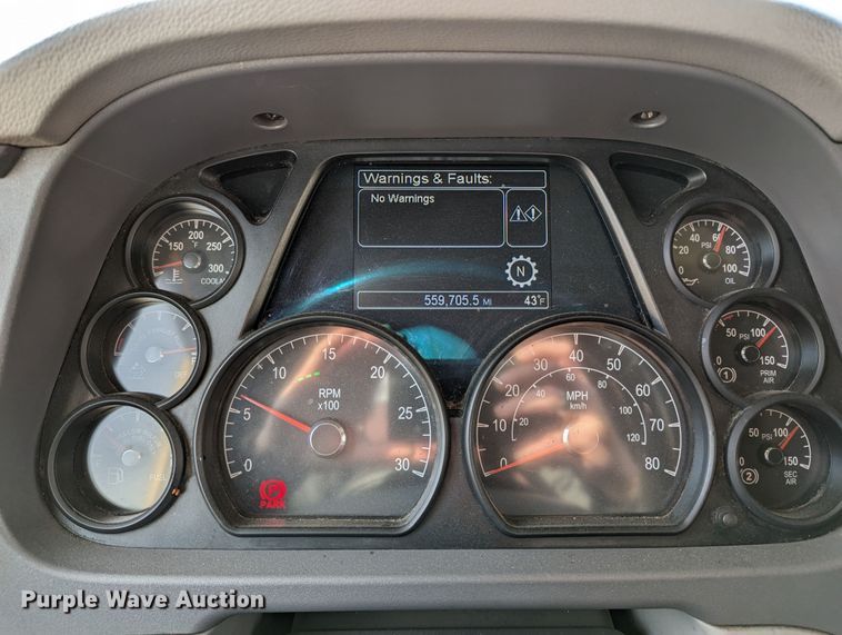 image for item LP9154 2016 Peterbilt 579 semi truck