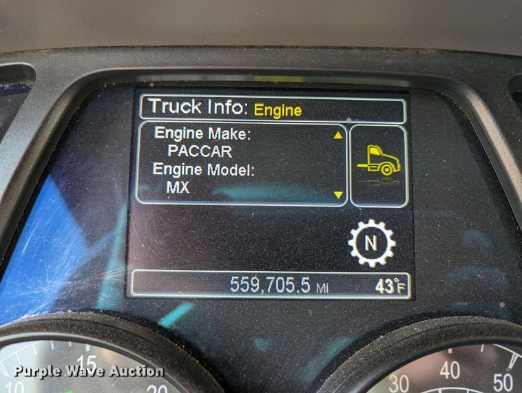 image for item LP9154 2016 Peterbilt 579 semi truck