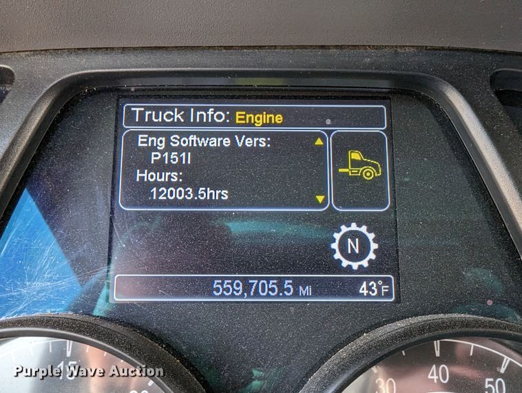 image for item LP9154 2016 Peterbilt 579 semi truck