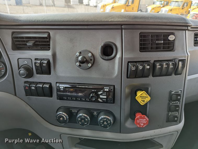 image for item LP9154 2016 Peterbilt 579 semi truck