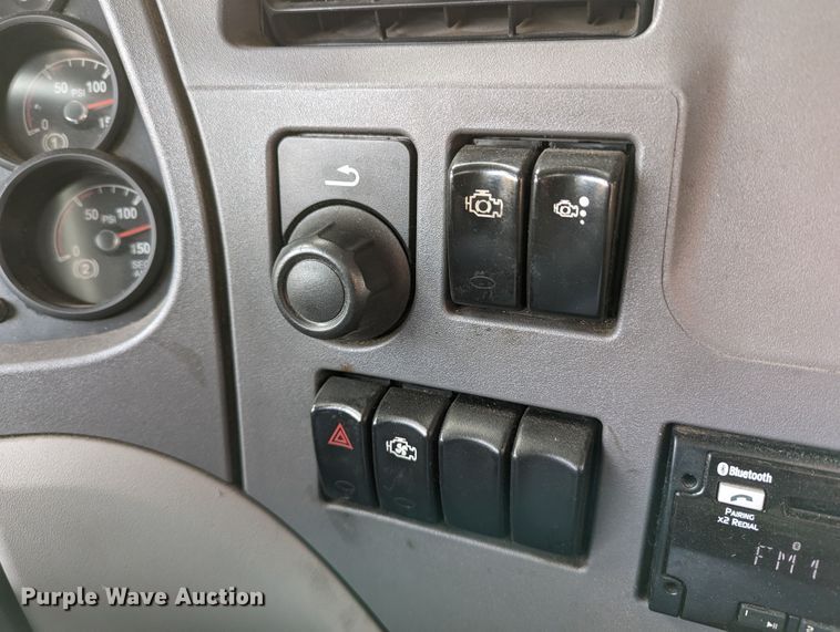 image for item LP9154 2016 Peterbilt 579 semi truck