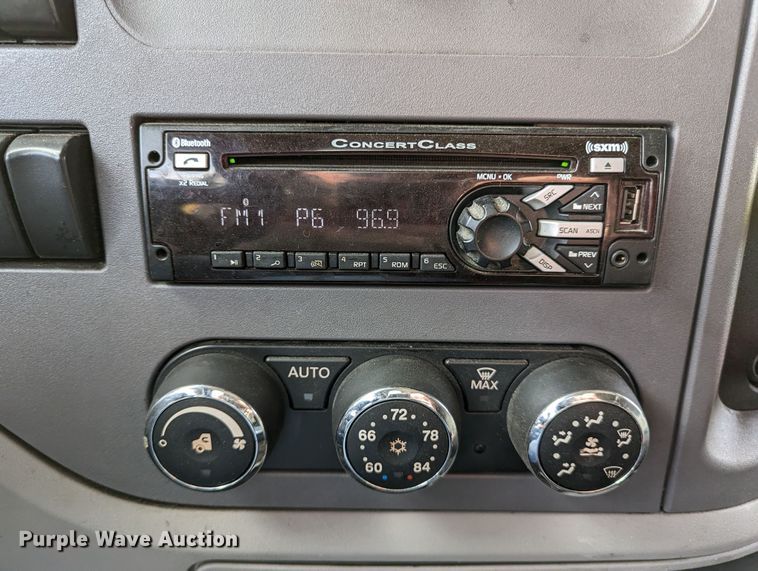 image for item LP9154 2016 Peterbilt 579 semi truck