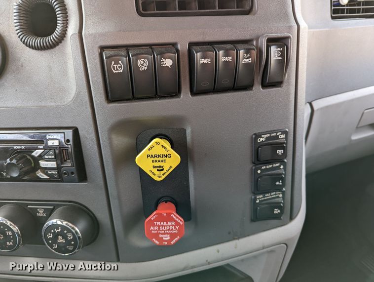 image for item LP9154 2016 Peterbilt 579 semi truck