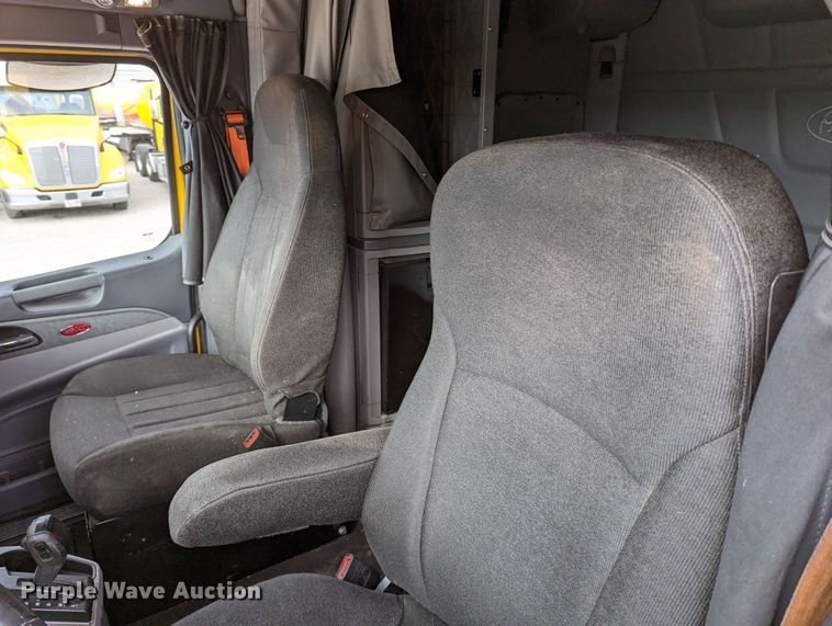 image for item LP9154 2016 Peterbilt 579 semi truck