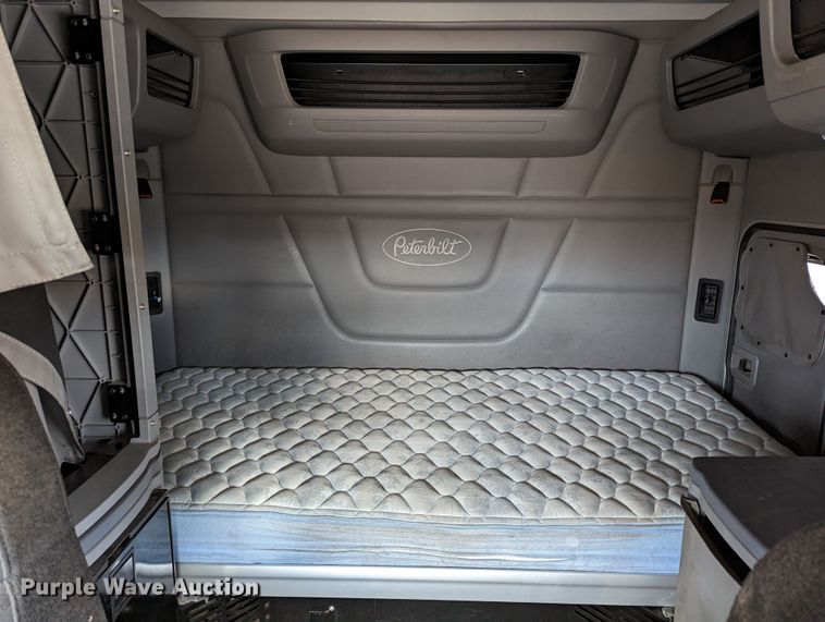 image for item LP9154 2016 Peterbilt 579 semi truck