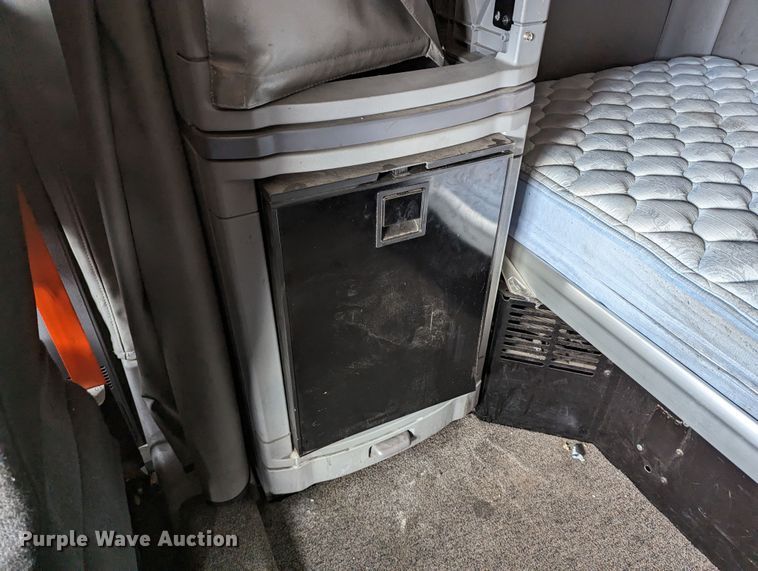 image for item LP9154 2016 Peterbilt 579 semi truck