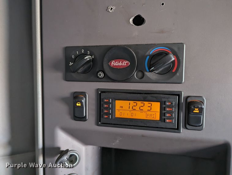 image for item LP9154 2016 Peterbilt 579 semi truck