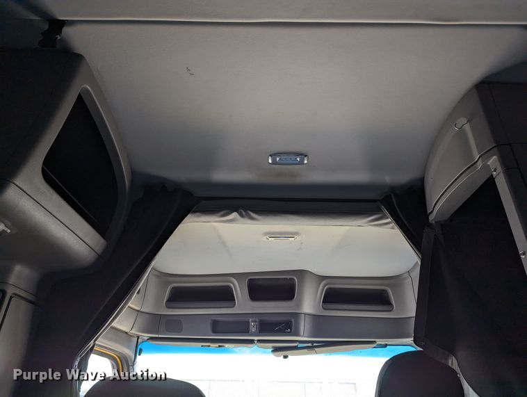 image for item LP9154 2016 Peterbilt 579 semi truck