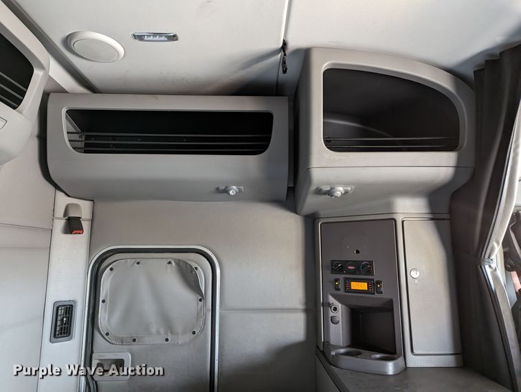 image for item LP9154 2016 Peterbilt 579 semi truck