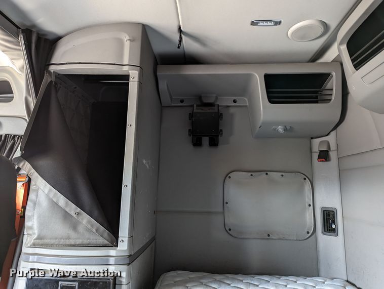 image for item LP9154 2016 Peterbilt 579 semi truck