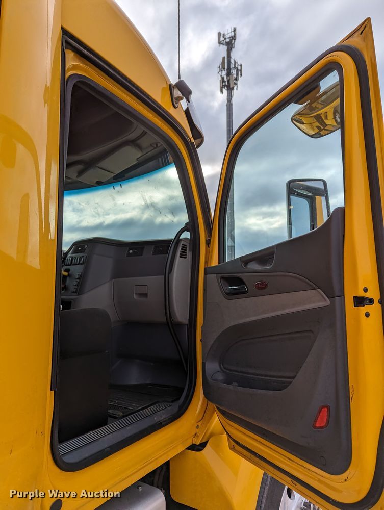 image for item LP9154 2016 Peterbilt 579 semi truck