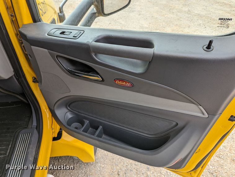 image for item LP9154 2016 Peterbilt 579 semi truck