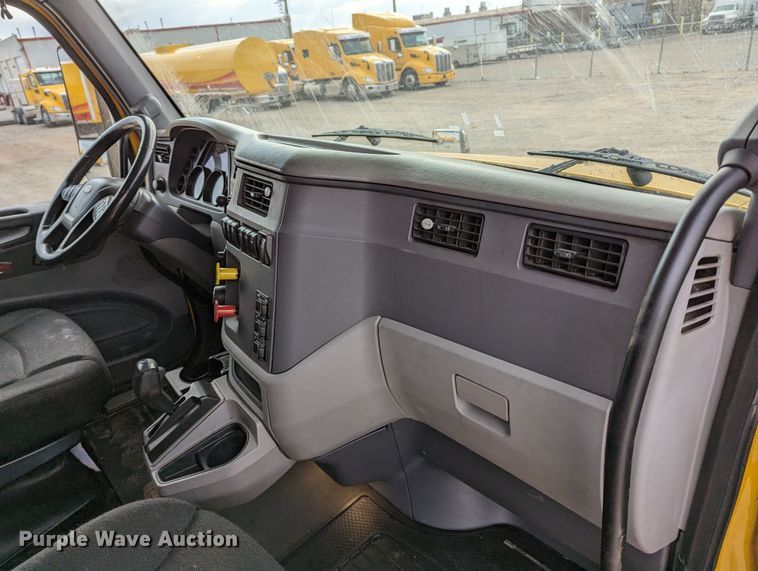 image for item LP9154 2016 Peterbilt 579 semi truck