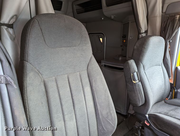 image for item LP9154 2016 Peterbilt 579 semi truck