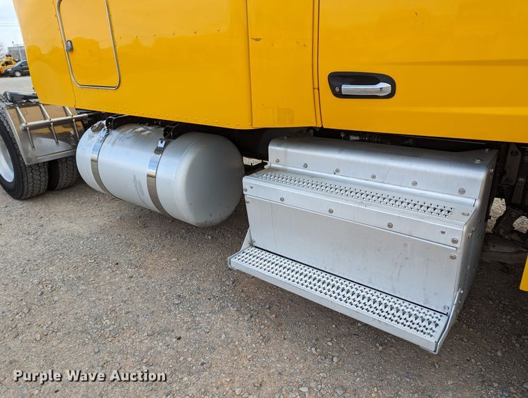 image for item LP9154 2016 Peterbilt 579 semi truck