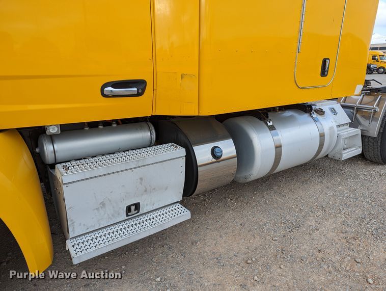 image for item LP9154 2016 Peterbilt 579 semi truck