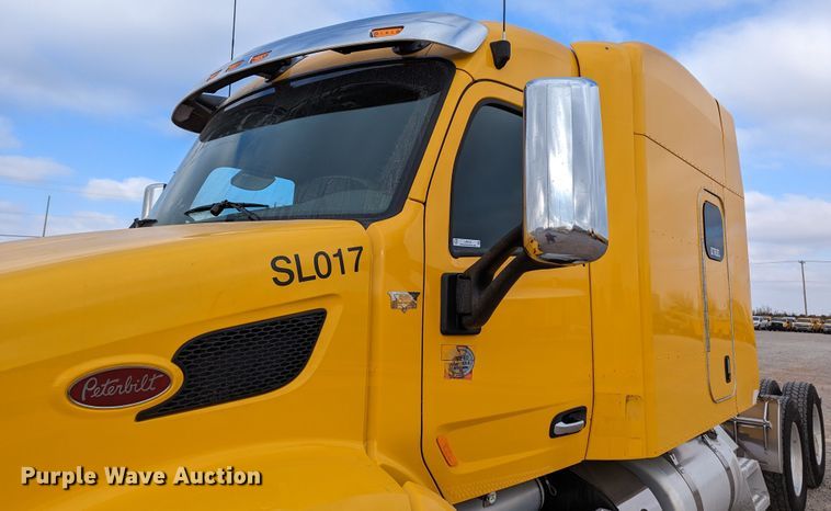 image for item LP9154 2016 Peterbilt 579 semi truck