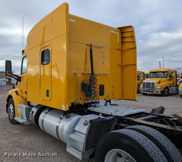 image for item LP9154 2016 Peterbilt 579 semi truck