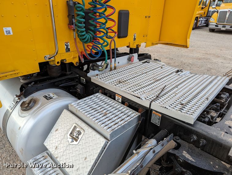 image for item LP9154 2016 Peterbilt 579 semi truck