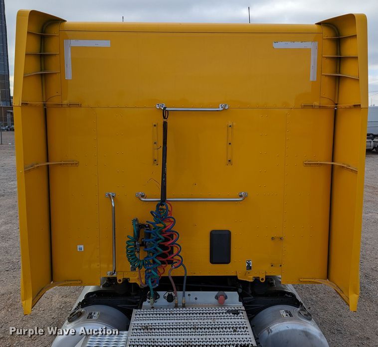 image for item LP9154 2016 Peterbilt 579 semi truck